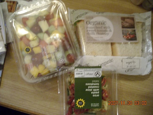 最後の夕食。<br /><br />Ｍ＆Ｓのローストビーフサンドウィッチとドライドトマトとパスタのサラダ，フルーツサラダ。レシートが出なかった(レジの不具合)ため値段は不明。<br /><br />