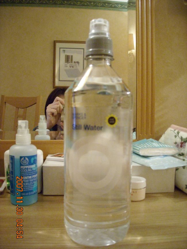 お世話になったＭ＆Ｓのお水。<br /><br />750mlで£0.99