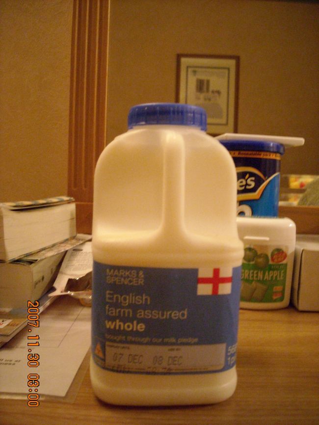 お世話になったＭ＆Ｓの牛乳。<br /><br />Whole Milk。£0.50程。