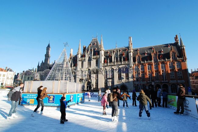 まずはマルクト広場に向かう。<br /><br />マルクト広場はクリスマスマーケットとスケートリンクに変わっていた。<br /><br />