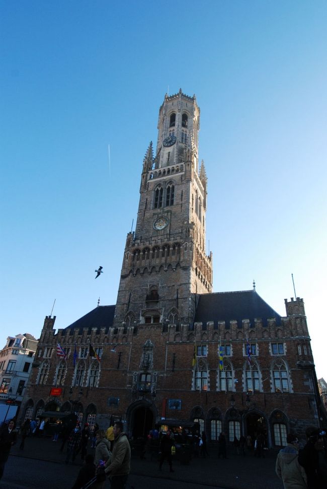 マルクト広場でひときわ目立つのが１３−１４世紀に建てられた鐘楼。高さ８８ｍをほこる。<br /><br />何はともあれ、鐘楼に登ることにする。<br />３６６段のらせん階段は何度登っても、結構きつい。<br /><br />【鐘楼】