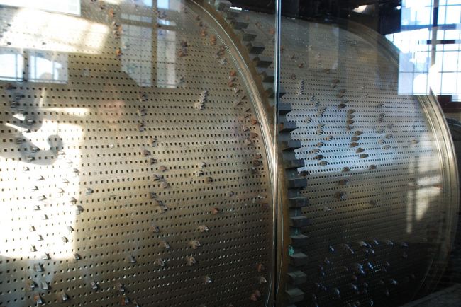 鐘楼のカリオン（組み鐘）を鳴らすドラム