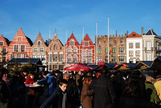 大賑わいのクリスマスマーケット