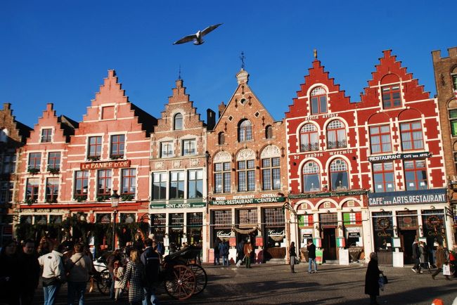 マルクト広場に面した切妻屋根のレストランやカフェ。夏ならばオープンカフェになっているところ。