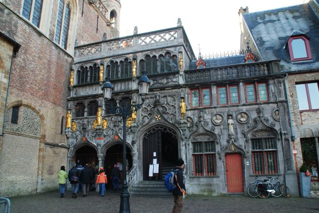 １２世紀に十字軍に参加したフランドル伯が持ち帰った「聖血の遺物」が収められている礼拝堂。<br /><br />【聖血礼拝堂】