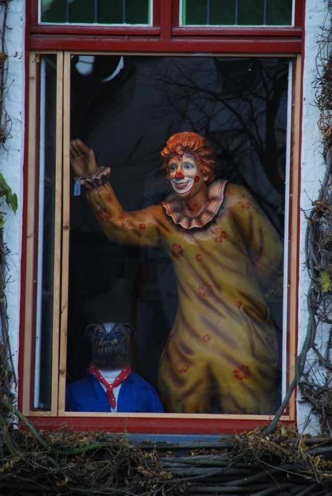 運河沿いの家の窓