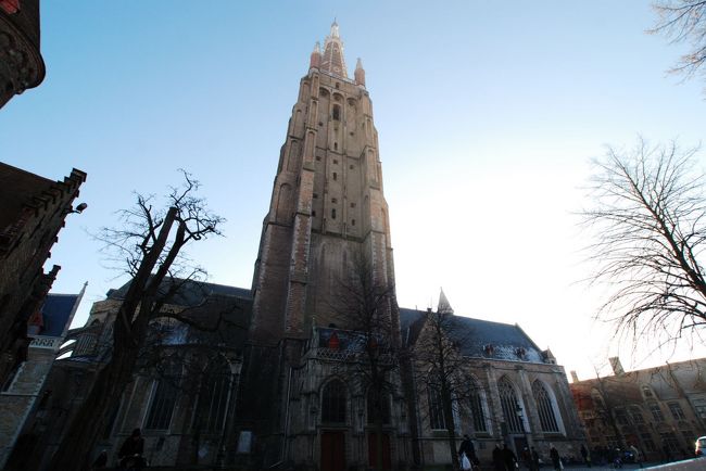 １３−１５世紀に建てられた聖母教会。高さ122メートルの塔は特徴的。内部にはミケランジェロ作の「聖母子像」がある。<br /><br />【聖母教会】