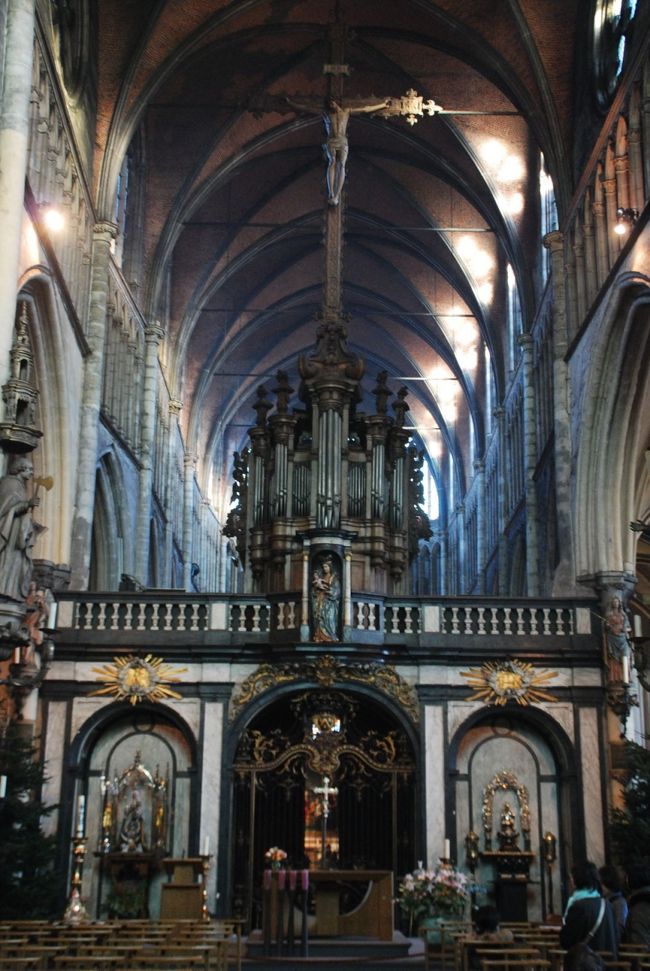 【聖母教会内部】