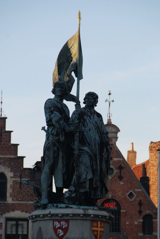 マルクト広場に建つ英雄ヤン・ブレーデルとビーテル・デ・コーニングの銅像