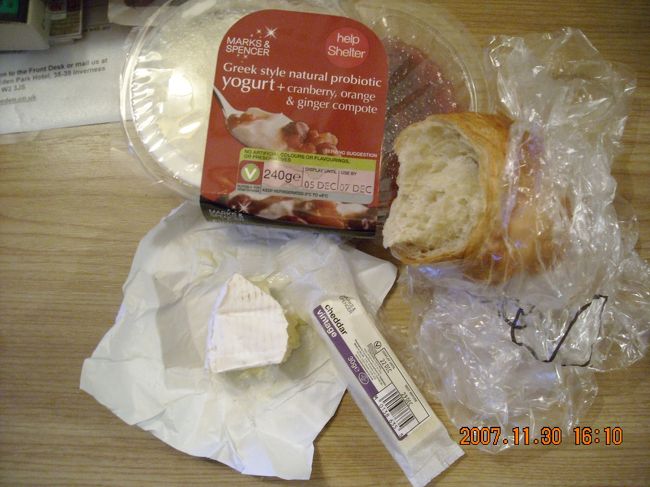 最後の朝食もホテルの部屋で。<br /><br />レシートが出なかったので値段は覚えていないが，Ｍ＆Ｓのクロワッサンと，チビチーズ２個，そしてギリシャ風ヨーグルトにオレンジジュースでたっぷりの朝食で最後の日だと言うのに動きが少々鈍る。<br /><br />チビチーズは大好きなブリーとチェダーを購入したのだが，購入時には｢Mature」のつもりだったチェダーが実は｢Vinrtage」だった。ちょっときついかも。<br /><br />最初から最後まで間抜けな旅。