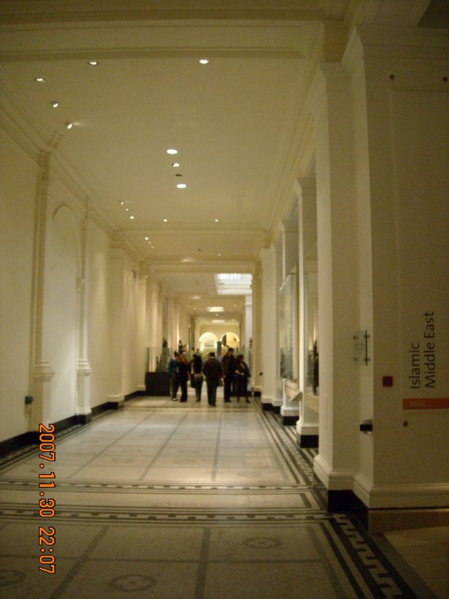 日本へTELに手間取り散々時間を無駄にした末，最後に再びのV＆A Museum。<br /><br />日曜日よりも空いている。<br />