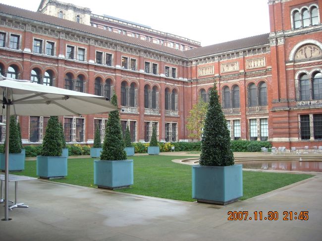 中庭。<br /><br />しかし日本へのTELの件でイライラしていたためか，腸が怪しい動きを見せ始める。<br /><br />