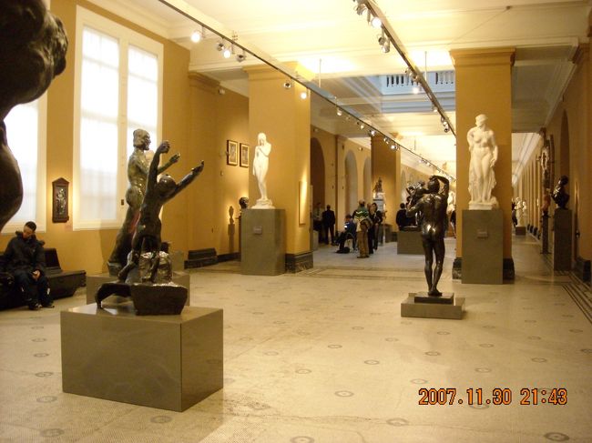 うっふんあっはんの間。<br /><br />悩ましいポーズを取った裸体の彫刻が一杯。