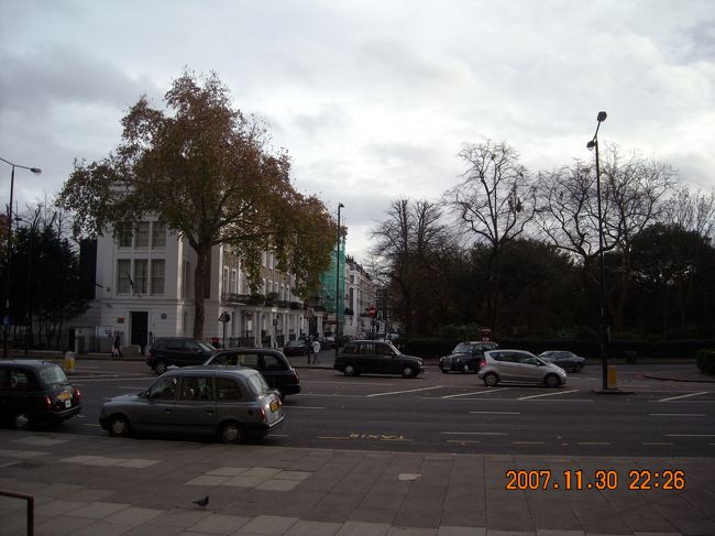 V＆A Museumの道を挟んで向かい側の広場。