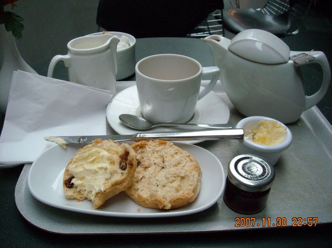 空腹ではないのだが，最後に，気に入ったNational Portrait Gallery 地下のカフェでスコーン(£2.30)と紅茶(£1.75)で名残りのティータイム。<br /><br />スコーンはクロテッドクリームだけで頂くのが好み。紅茶も実はティーバッグの方が好き。