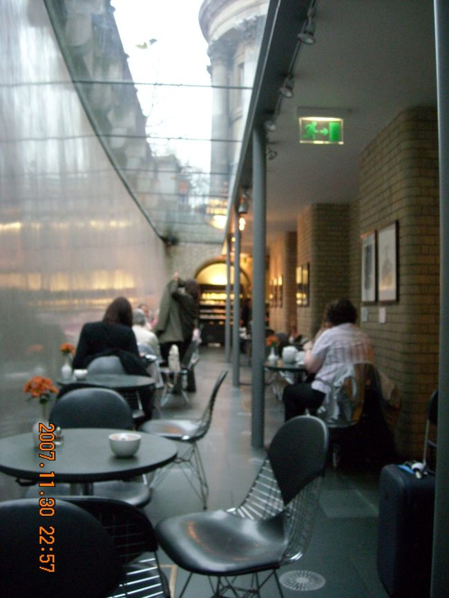 カフェ全景。程良い狭さが好ましい。<br /><br />は，腹が本格的に痛くなってきた。あう。