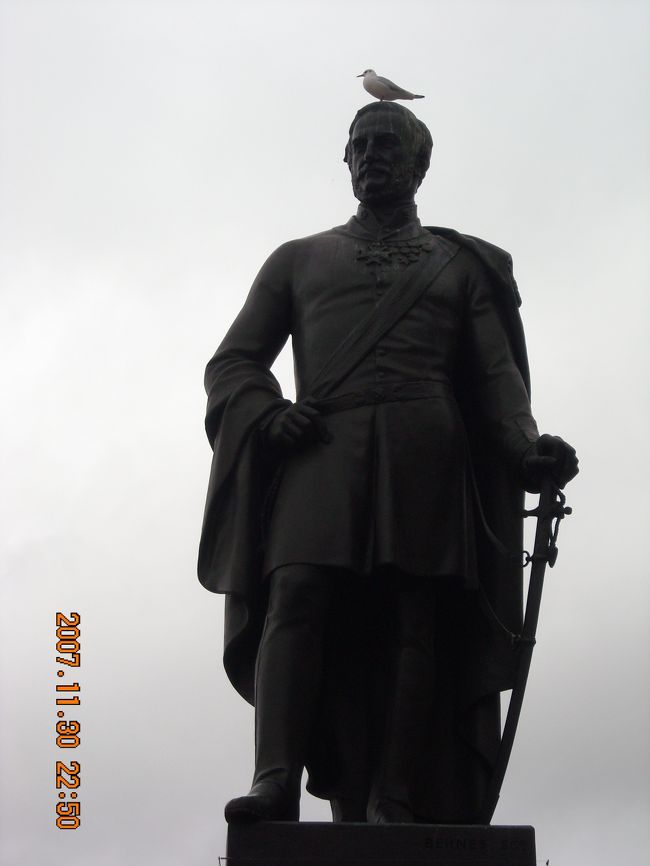 偉い人とずっと頭の上に寄り添うかもめさん。愛のシルエット。