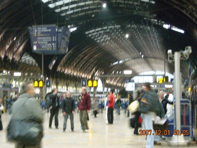 ロンドン三越で土産物物色＆トイレ借用。<br /><br />韓国人も客層らしく日本語の通じない韓国人の店員さんが。中国系の客も結構いた。<br /><br />しかし腸具合悪し。辛い。<br /><br />その後早めにヒースローに向かうべくPaddington駅へ。