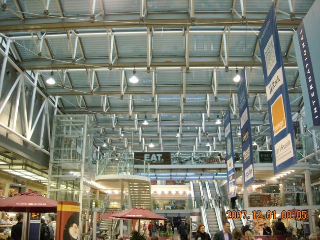 Paddington駅のいわゆる「えきなか」。yo!sushi!もあるが，多分一生行かないと思う。