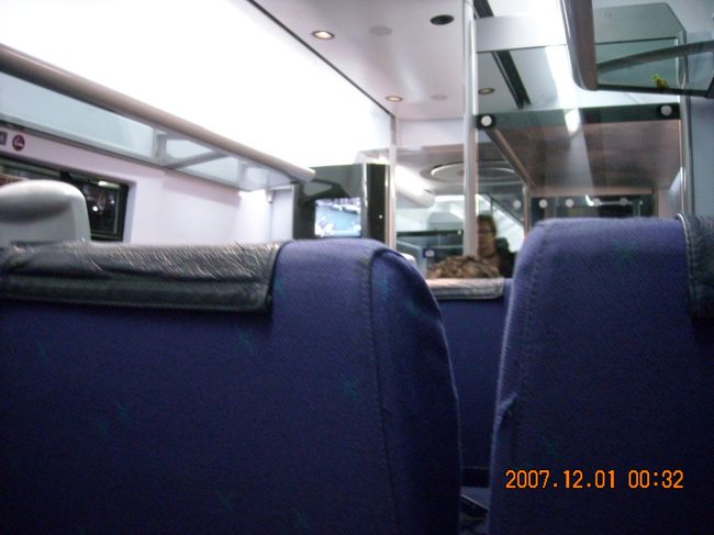 HEX内。<br /><br />行きは空きまくっていたが，帰りは満員。隣の席にはイギリス人リーマンのおじさんが。