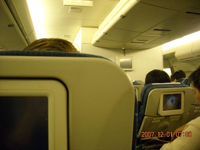 早めにヒースローに着いたせいかチェックインでは確実に通路側の席を確保。<br /><br />行きと違って満席。窓側から韓国人女性，韓国人男性，日本人女性(私)の並び。最初韓国人の女性と男性はカップルかと思ったが赤の他人の模様。全員何となく緊張してシャキーン。外国人に通路側をブロックされて内側の韓国人２人は非常に居心地が悪かったかも。<br /><br />１時間程機内に閉じ込められた後，離陸直前にどっかの赤ちゃんがうん○をしたらしく(尾篭な話で失礼)，凄まじい臭気と共に帰国の空の旅が始まった。最悪。