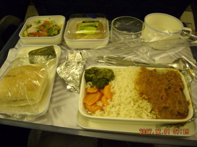 １回目の機内食。<br /><br />腸具合は相変わらずだが，胃は空いているため一応頂く。ビビンバorビーフで，行きと変えようとビーフを選択。しかし離陸直前の臭気の元を思わせるその色に萎え(汚くて失礼)。おまけに食器の端が欠けていたらしく，付け合せの野菜を噛んだ途端口の中でジャリと言う感触が。食欲は一気に失せ，おまけに腹具合も悪化。以降何も口にせず。<br /><br />ソウル着まで何度トイレに立った事か。痛いと言うより不快な感じ。その微妙な感じがまた。