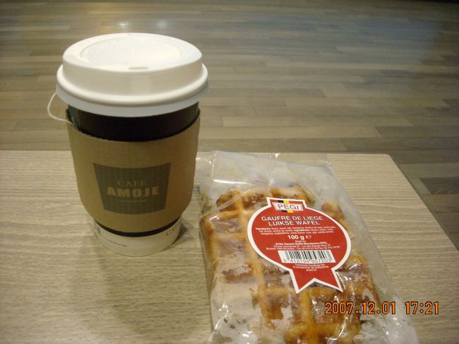 腸具合が良くなったら胃が空いてきたので，カフェでワッフルとミルクティーを。<br /><br />行きも利用したカフェだが，店員さんは行きと同じお兄さんだった。韓流スターっぽい容姿。<br /><br />しかしワッフルは温めて欲しくなかった。スチームミルクが入ったミルクティーは何となく懐かしい味。