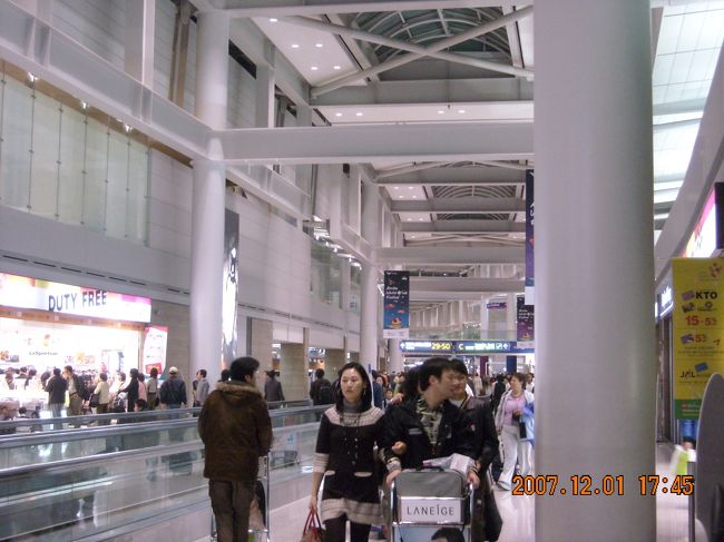 液体物と韓国物を免税店で購入。