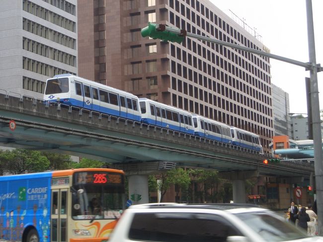 2日目はめぼしい観光地へ。<br /><br />台北市内を走るMRTです。<br />電車は安くてとても使えます。