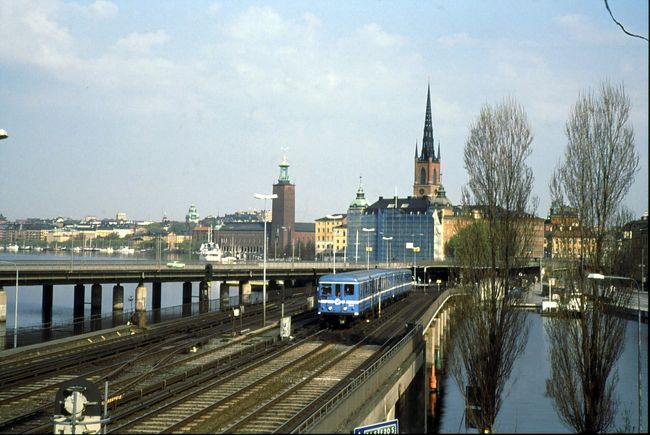 ホテルに泊って近くの散策。電車も丁度通った。対岸には市庁舎などの塔が見えている。<br />