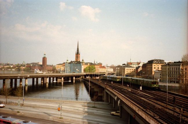 対岸オールドタウンの町は政治・経済・文化の発祥地。高い塔はリッダルホルム教会<br />