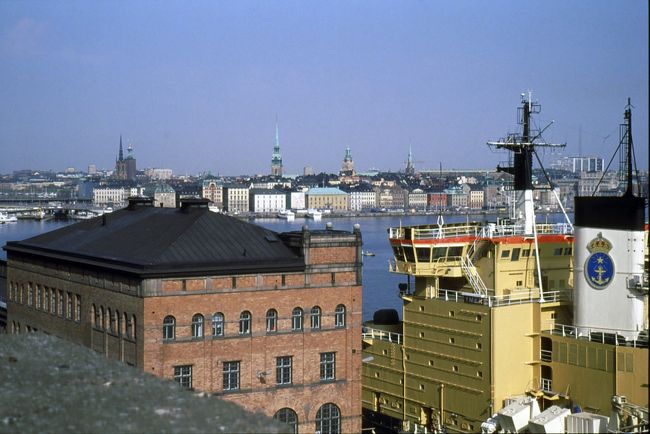 展望台からの眺め。黄色の船は砕氷船。<br />