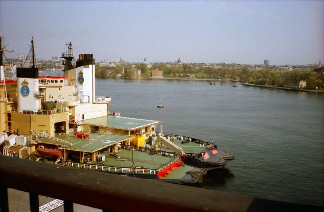 黄色の船は砕氷船。バルト海の入り江は冬は凍るので砕氷船が運航する。夏は港に停泊している。<br />