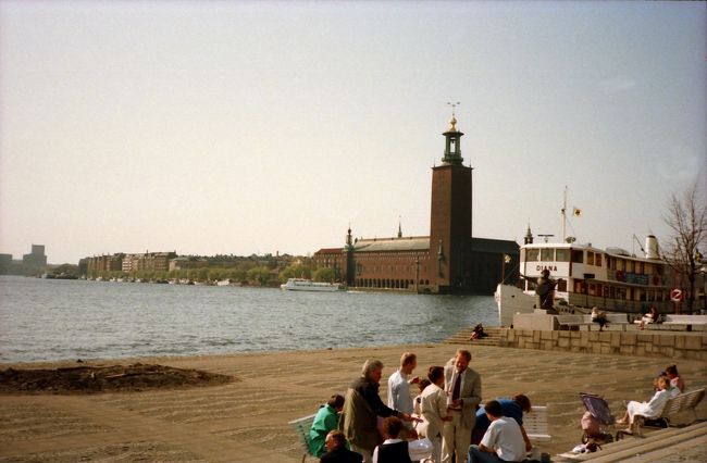 １９２３年完成した美しい姿の市庁舎をバックに市民は寛いでいる。<br />