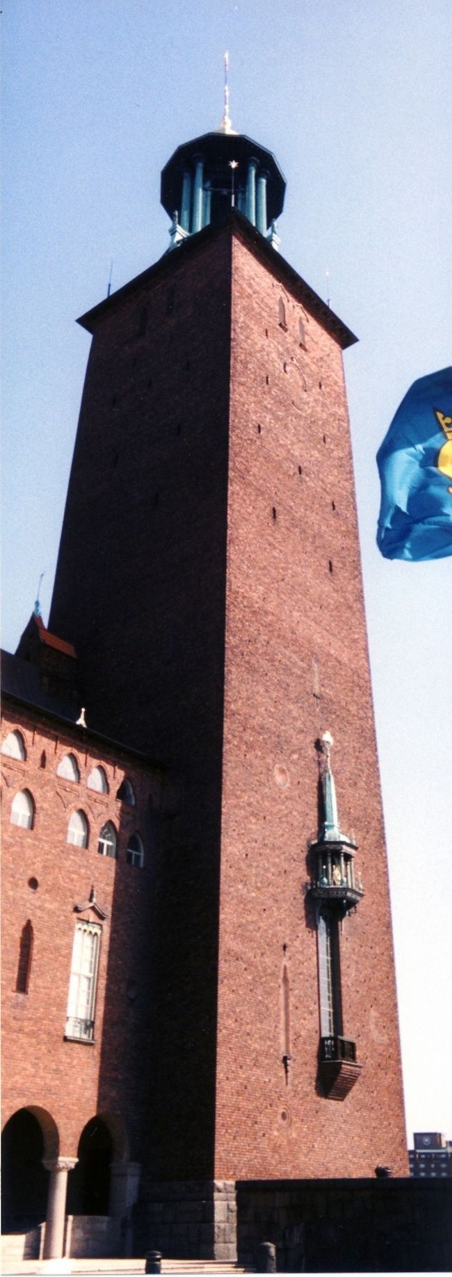 市庁舎の塔。高さ１０６ｍの塔上からも眺めることができる。<br />