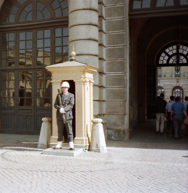 王宮の衛兵。バロック風の建物で６００以上の部屋もあり博物館もある。<br />