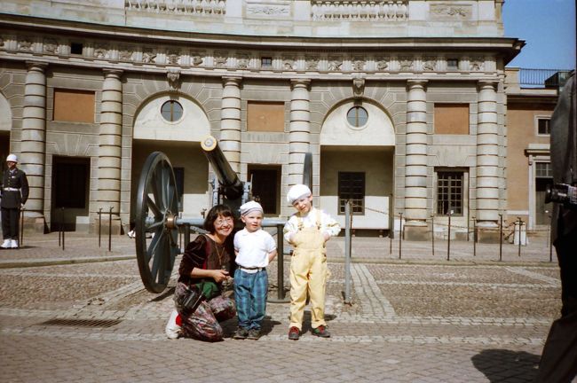 王宮の前で子供たちと一緒に。<br />
