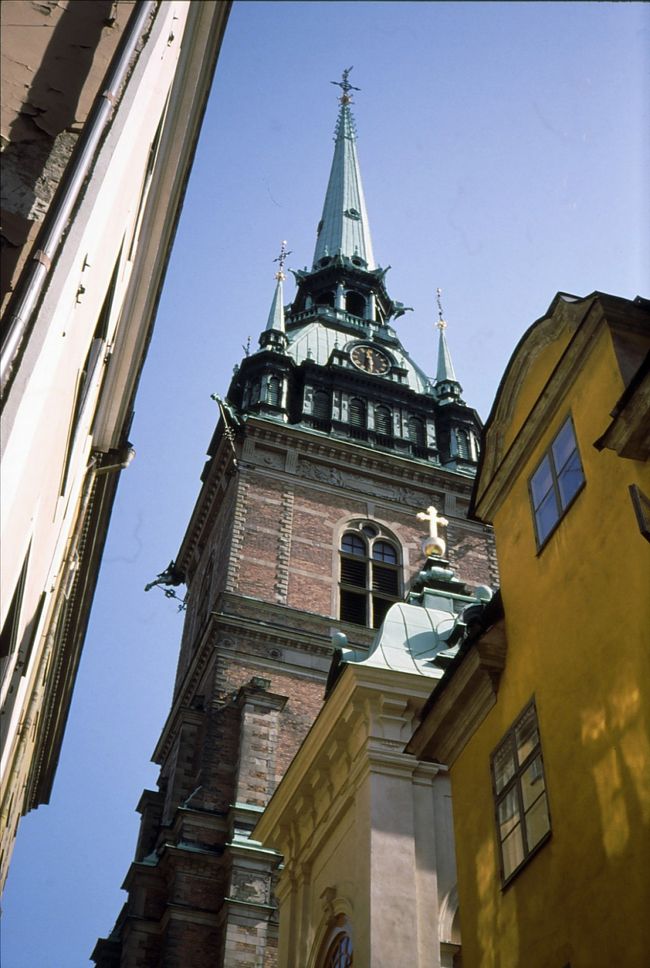 大聖堂が聳えている。古い由緒ある教会。国王の戴冠式はこの教会で行われた。<br />