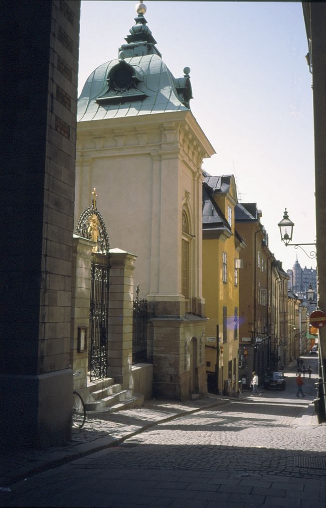 石畳の街並を歩くのも楽しみ。<br />