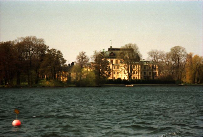 遊覧船から見たドロットニングホルム宮殿。<br />