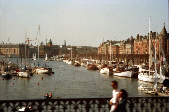 港の様子。船がいっぱい出ている。<br />