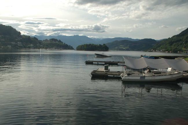 朝、７時半のバスに乗るため、バスステーションに向う。ホテルの朝食が７時からなので、あきらめて、そのままバス停へ。余裕を持って、７時前に到着。コンビニでマフィンとコーヒーを買う。２０NK。８００円弱！<br /><br />バスに１時間程揺られ、ノールハイムソンに到着。ここからフェリーでハダンゲンフィヨルド３時間弱のクルーズ。