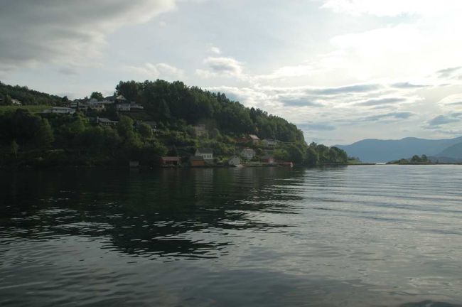 このツアーの参加者は少なく、ゆったりとした雰囲気で船は進む。天気はそこそこ。曇りだが時々晴れ間がのぞく。文句は言えない。