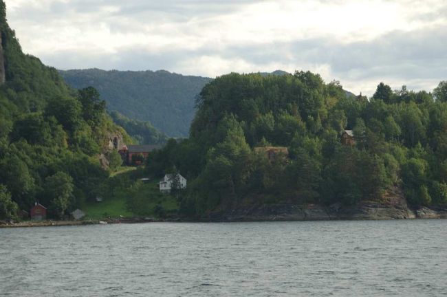 ハダンゲルフィヨルドは、ノルウェーで２番目に長いフィヨルドで、全長１７９キロ。海に近く、急峻な断崖等はみられないが、丘陵地のところどころにカラフルな民家と果物畑が広がる。