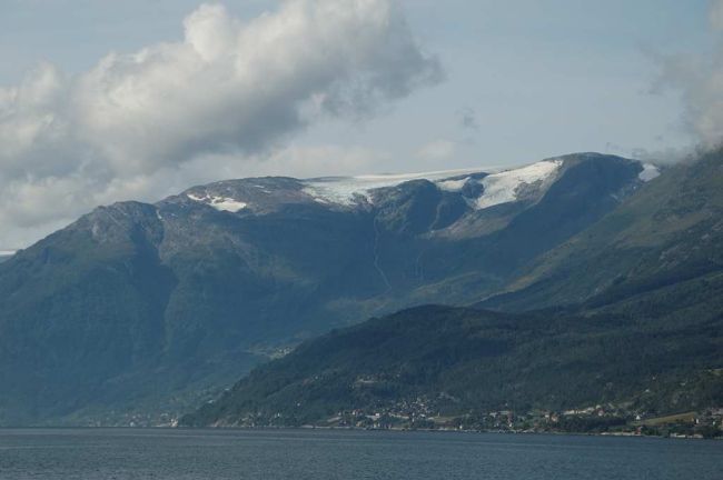 ツアーの一部では、氷河を抱いた山もみられる。途中、天気が回復してこの氷河を青空をバックに撮影できたのは嬉しい。