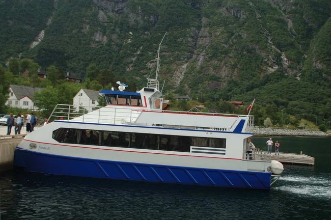 船旅を終え、エイトフィヨルドという町に到着。船中で、停船時間３時間にあわせたオプショナルツアーを購入。１９５NK。このツアーにはネイチャーセンターの見学とノルウェーで一番有名な滝のヴェーリング滝（落差１８２メートル）の訪問が含まれている。<br /><br />