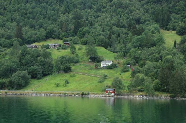 滝を見終わり、エイトフィヨルドに戻ると、間髪をいれずに、船がでて次の目的地ウルヴィクに向う。わずか15分の乗船。。