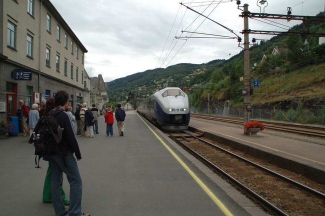 ウルヴィクからはバスに乗り換え、ノルウェー国鉄駅のヴォスに向う。約1時間<br /><br />