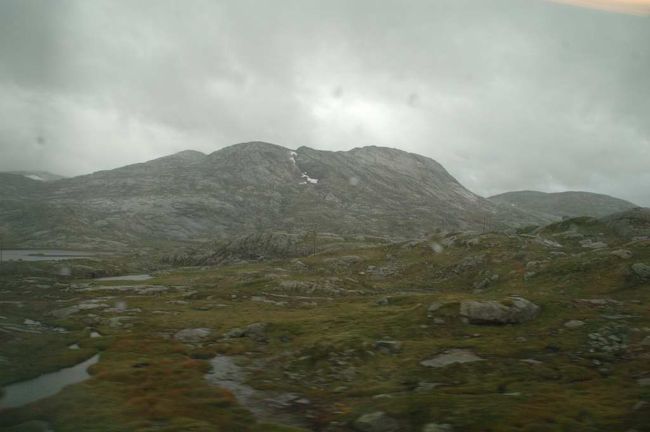 最後は、ヴォスから列車でオスロへ向う。約5時間の旅。列車の中でこの文章を書いている。オスロ着は２２２時３２分。そのまま今日の宿泊地リカ・トラベルホテルに向う。ホテルはオスロ中央駅から歩いて7分。2つ星で９５ユーロ。先回泊ったホテルは4つ星で一泊９３ユーロだったが、これは休日料金のため。<br /><br />