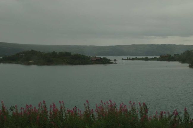 明日は、６時３５分発の飛行機でスウェーデンのストックホルムに向うため、夜は短い。<br /><br />今回の旅行の選択肢としては、ノルウェーに集中して4大フィヨルドをすべて周る計画も立てられたのだが、残りの２つのフィヨルドは場所がかなり離れていて、ロジスティクス的に大変なのと、一回のコストが１７００ＮＫほどかかるので、今回は止めにした。代わって、往復１１７ユーロで予約した飛行機でストックホルムに向う。<br /><br />